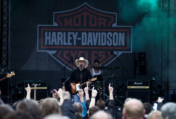 HarleyHH2011   264.jpg - Hamburger Harley Days 2011, Harley Davidson, Musik, Musikprogramm, Doc Holliday *** Local Caption *** copyright:Henning AngererGneisenaustrasse 1820253 HamburgTel 0175 244 32 72henning.angerer@hanse.netBankverbindung:Santander, BLZ 200 101 11, Konto-Nr. 22 63 63 63 00